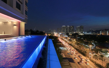 瑞地格樂：酒店無邊透明游泳池-馬來西亞阿凡塔斯公寓案例